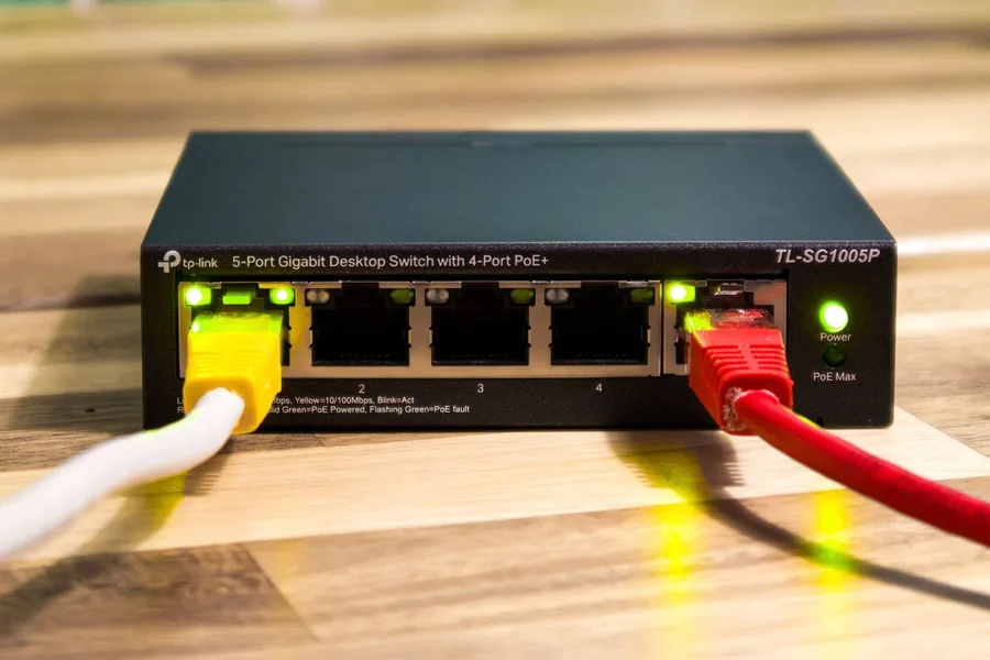 Renkli ağ kablolarıyla küçük ofis switch cihazı