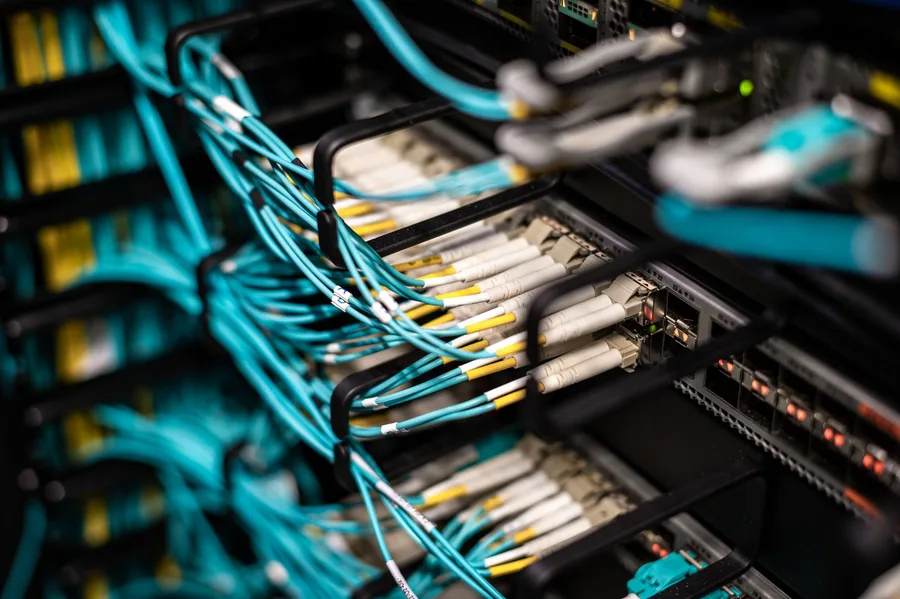 Veri merkezinde ağ altyapısı ve fiber kablolar